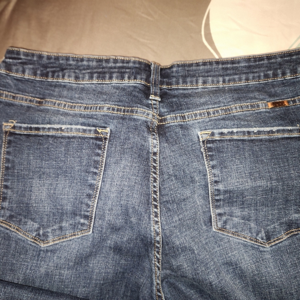 Boutique Capris - Picture 2 of 5